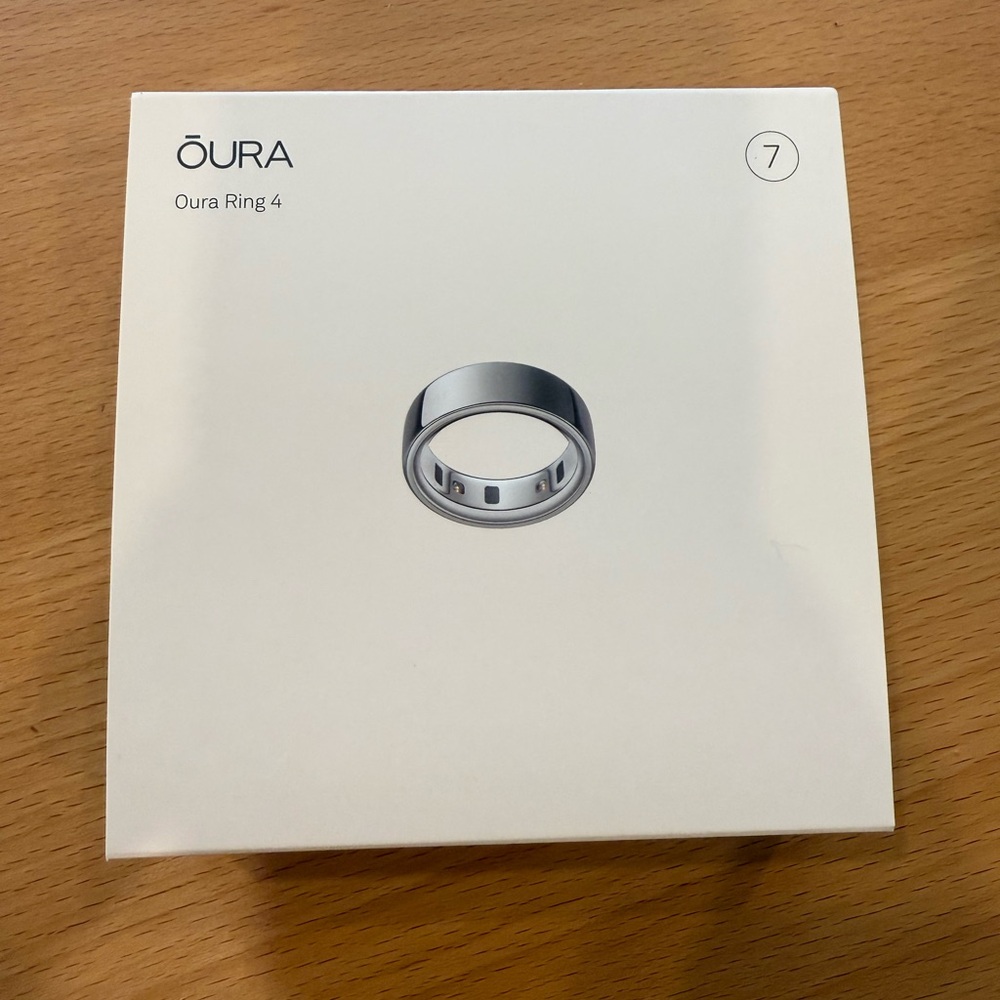 Oura Ring 4 in Shiny Silver